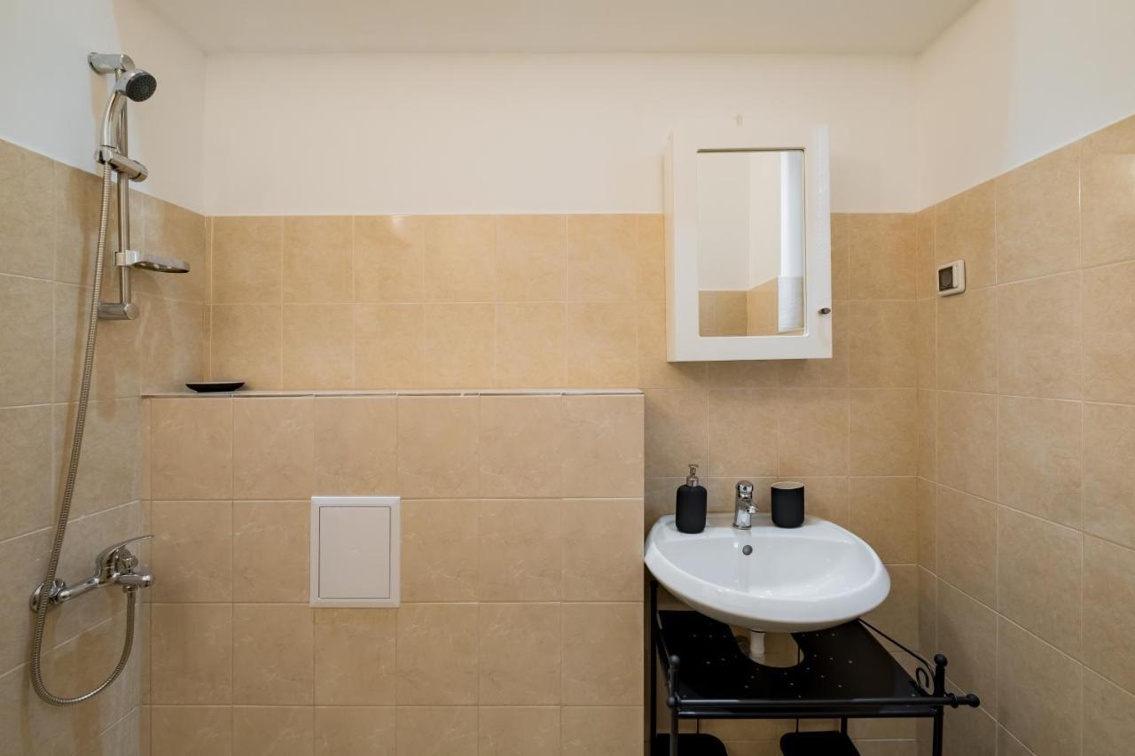 Spacious 3 Bedroom In Sofia's Center Appartamento *