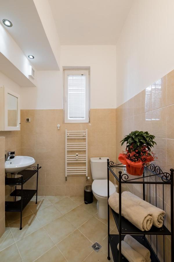 Spacious 3 Bedroom In Sofia's Center Appartamento Sofia