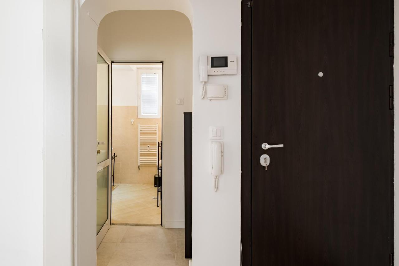 Spacious 3 Bedroom In Sofia's Center Appartamento